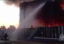 В Азове загорелись резервуары нефтехранилища из-за атаки БПЛА В Азове загорелись резервуары нефтехнарилища из-за атаки БПЛА //Фото МЧС России