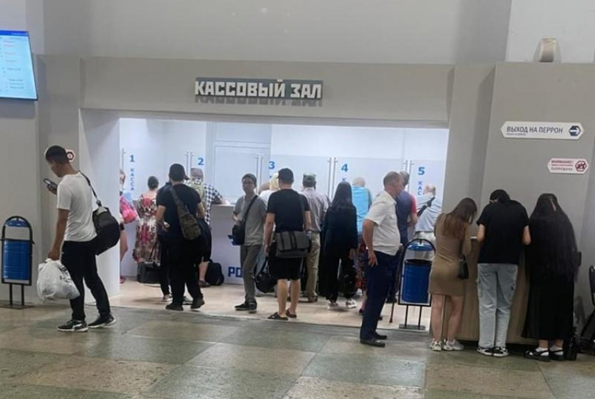 Пассажиры на Старом автовокзале не понимают куда делись их автобусы //Фото читателя