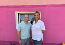 Делороссы Ростовской области помогают детсадам в срок завершить плановые ремонты Геннадий Бузанов, предселдатель комитета регионального отделениея "Деловой России", и Елена Алферова, заведующая МБДОУ 24 //Фото Деловая Россия