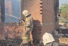 В Ростовской области за сутки произошло 140 пожаров пожарные тушат загоревшиеся 15 сентября дома // фото: пресс-служба отделения МЧС по Ростовской области