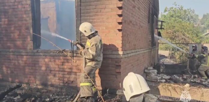 пожарные тушат загоревшиеся 15 сентября дома // фото: пресс-служба отделения МЧС по Ростовской области