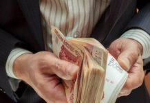 С ростовских квартиросъемщиков коммунальные долги начали требовать коллекторы Пересчитать деньги //Фото pikabu.ru