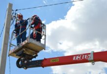 «Россети Юг» в 2024 году увеличили объем ремонта ЛЭП в Ростовской области на 35 % Работники Россети-юг //Фото пресс-службы Россети-юг