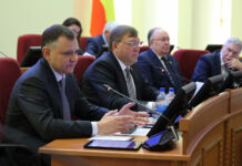 Депутаты увеличили налоговые отчисления в бюджеты муниципалитетов Дона Юрий Слюсарь и Александр Ищенко с донскими парламентариями // фото: donland.ru