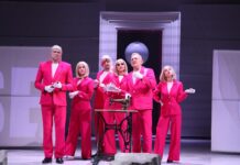 Розовая мечта и серая реальность в спектакле «Тот самый Мюнхгаузен» в РАМТ фрагмент спектакля "Тот самый Мюнхгаузен" на сцене РАМТ // фото: пресс-служба РАМТ