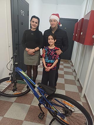  Член Генерального совета "Деловой России" Геннадий Бузанов подарил девочке велосипед //Фото "Деловая Россия"