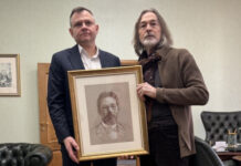 Никас Сафронов подарил Таганрогскому музею портрет классика Юрий Слюсарь и Никас Сафронов с портретом Антона Павловича Чехова // фото: donland.ru