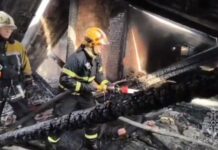 Жильцы загоревшегося возле «Галерии Астор» дома получат компенсацию пожарные тушат кровли загоревшихся зданий на Буденновском // фото: пресс-служба МЧС по Ростовской области