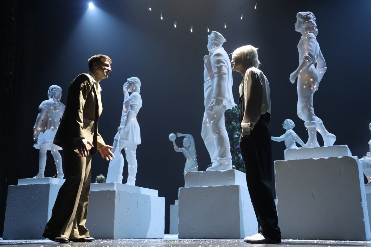 Гуров и Мальчик "Шпиц"/Фрагмент спектакля "Дама с собачкой" на сцене Ростовского молодежного театра // фото: пресс-служба Молодежного театра