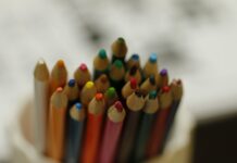 В Ростове стартовал патриотический конкурс «Герой моего Отечества» Карандаши для рисования // Фото Unsplash / Tanbir Mahmud