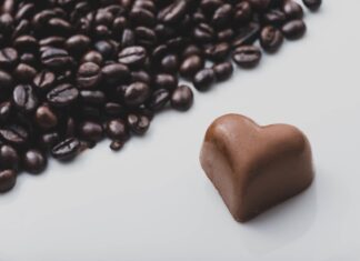 За год кофейни Ростовской области потеряли 42% продаж кофе кофе и шоколадные конфеты подорожали // фото: freepik.com, SVYATKOVSKY.COM