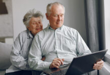 В Ростовской области вырастут пенсии для 80-летних и инвалидов I группы пенсионеры // фото: Изображение от prostooleh на Freepik