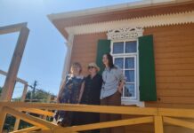 В Старочеркасской открыли музей-подворье донского писателя Фоменко слева направо: научный сотрудник и экскурсовод Светлана Астапенко, учредитель АНО "Любо" Ольга Басова, директор АНО "Любо" Дарья Максимович // фото: "Городской репортер"