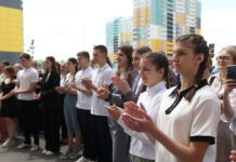 15 детей-сирот получили квартиры в новом доме ЖК «Суворовский» в Ростове вручению ключей от квартир детям-сиротам // фото: пресс-служба Губернатора Ростовской области