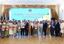 Мэр Ростова наградил врачей ко Дню медработника вручение наград медработникам // фото: Telegram-канал Александра Скрябина