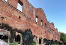 Парамоновские склады в Ростове раскрасили ради съемок Парамоновские склады почернели для съемок фильма // фото: телеграм-канал Марины Натальян