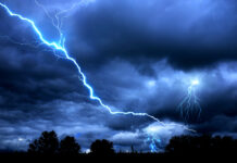 В Ростове после удара молнии частично пропало электричество и загорелась квартира гроза // фото: Изображение от Freepik на Freepik