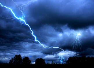 В Ростове после удара молнии частично пропало электричество и загорелась квартира гроза // фото: Изображение от Freepik на Freepik