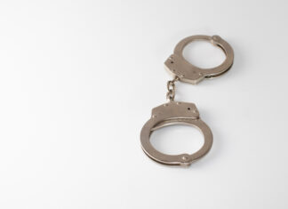 Пенсионер пригрозил устроить «минирование» салона связи в Шахтах наручники // фото: Изображение от wirestock на Freepik