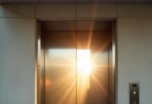 Треть лифтов в Южном федеральном округе требуют замены модернизация лифтов // фото: сгенерировано с помощью ИИ Freepik