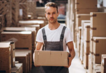 В Ростовской области резко выросли зарплаты фасовщиков и курьеров фасовщик // фото: Изображение от senivpetro на Freepik