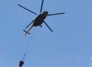 Площадь пожара на Орской в Ростове достигла 15,1 тыс. кв. метров вертолеты тушат пожар на Орской // фото: скриншот видео в Telegram-канале МЧС Ростовской области