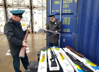 В Новороссийске таможенники пресекли незаконный ввоз 1300 турецких винтовок Новороссийские таможенники пресекли незаконный ввоз винтовок из Турции // фото: пресс-служба Новороссийской таможни