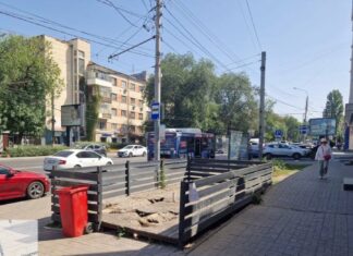 В Ростове снесли незаконную летнюю площадку в Ростове снесли незаконную летку посреди дороги // фото: телеграм-канала Александра Скрябина