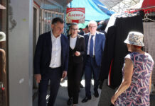 Юрий Слюсарь потребовал покончить с торговлей «с земли» Юрий Слюсарь осмотрел места нестационарной торговли в Ростове // фото: donland.ru