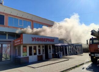 В Новошахтинске четверо пропали во время пожара в ТЦ В ТЦ Новочеркасска на Ленина начался пожар // фото: пресс-служба МЧС региона
