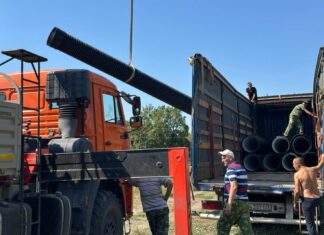 В Шахтах частично заменят трубы аварийного коллектора В Шахтах начали менять трубы аварийного коллектора // фото: donland.ru