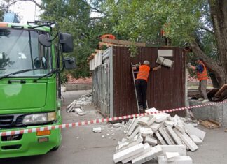 В Ростове снесли незаконный ларек в поселке Орджоникидзе В Ростове снесли незаконный киоск на 20-летия Октября // фото: donland.ru