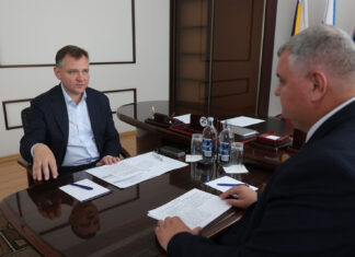 Слюсарь поручил решить проблему дефицита воды в Азовском районе Юрий Слюсарь на встрече с Сергеем Комаровым // фото: пресс-служба Правительства Ростовской области