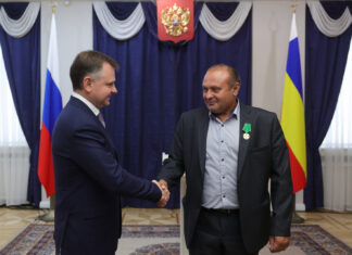 Слюсарь наградил работников АПК медалями Юрий Слюсарь наградил медалями отличившихся аграриев Дона // фото: donland.ru