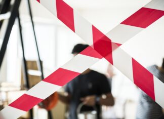 В Первомайском районе Ростова ввели режим ЧС после атаки БПЛА в Таганроге ввели режим ЧС после частичного обрушения многоэтажки // фото: freepik.com