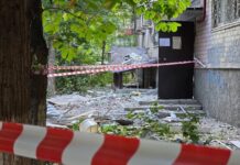 Слюсарь посетил место атаки БПЛА в Ростове В Ростове зона атаки БПЛА находится в режиме локального ЧC // фото: телеграм-канал Юрия Слюсаря