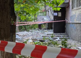 В Ростове число поврежденных при атаке БПЛА домов увеличилось до 33 В Ростове зона атаки БПЛА находится в режиме локального ЧC // фото: телеграм-канал Юрия Слюсаря