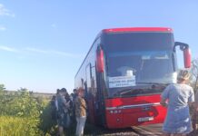 Автобус из Ростова в Луганск ехал больше 7 часов автобус Ростов - Луганск сломался в поле // фото: Городской репортер