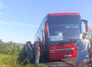 Автобус из Ростова в Луганск ехал больше 7 часов автобус Ростов - Луганск сломался в поле // фото: Городской репортер