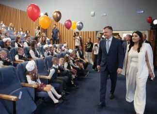 Новая школа с IT-центром и бассейном открылась в Суворовском Слюсарь открыл новую школу в Суворовском // фото: donland.ru