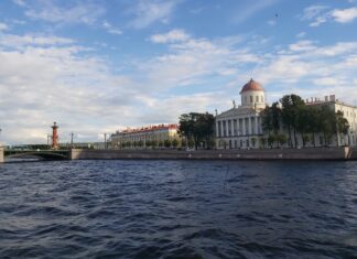 Семейный отдых в Санкт-Петербурге: необычные музеи, современное искусство и фрегат Петра Ростральная колонна и знаменитый Пушкинский дом РАН на набережной Макарова со стороны Малой Невы на Васильевском острове в Петербурге // фото: Ольга Медведева