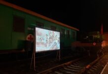 «Дороги Победы»: на станции Гниловская показали фильм о подвиге железнодорожников на тендере паровоза сотрудникам СКЖД показали фильм о подвиге железнодорожников // фото: Ольга Медведева