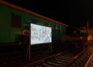 «Дороги Победы»: на станции Гниловская показали фильм о подвиге железнодорожников на тендере паровоза сотрудникам СКЖД показали фильм о подвиге железнодорожников // фото: Ольга Медведева