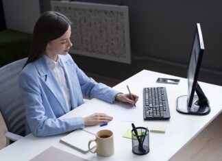 Ростовчане чаще всего ищут работу во время обеденного перерыва соискатели ценят уютное рабочее место и не любят большие открытые офисные пространства // фото: freepik.com