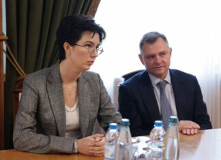 В Ростовской области новый министр сельского хозяйства новый министр сельского хозяйства Анна Касьяненко с главой региона Юрием Слюсарем // фото: телеграм-канал Юрия Слюсаря