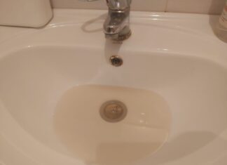 В Советском районе Ростова вместо горячей воды дали ржавую горячая вода на Извилистой идет грязная второй день // фото: "Городской репортер"