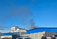 В Шахтах полиция обеспечивает порядок на месте пожара на складе полиция на месте пожара в Шахтах // фото: пресс-служба МВД Росси по Ростовской области