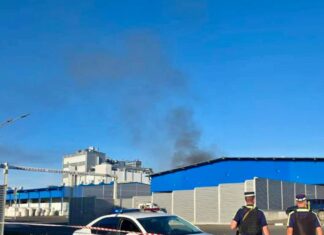 В Шахтах полиция обеспечивает порядок на месте пожара на складе полиция на месте пожара в Шахтах // фото: пресс-служба МВД Росси по Ростовской области