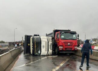 На 1009 км трассы М-4 «Дон» перекрыли полосу из-за ДТП на трассе М-4 "Дон" перевернулся грузовик // фото: пресс-служба госавтоинспекции области