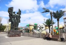 В Советском районе Ростова парк Плевен освободят от незаконных ларьков и аттракционов большую часть исторической части площади парка Плевен занимают аляповатые аттракционы // фото: телеграм-канал Александра Скрябина